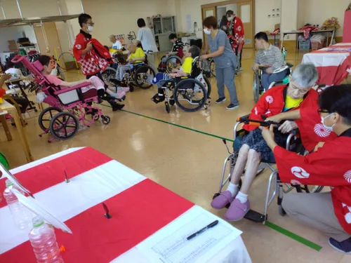 8月